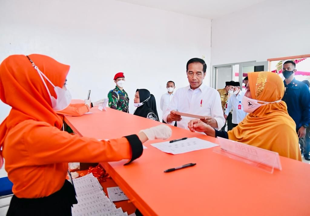 Presiden Joko Widodo memantau penyaluran BLT BBM di Kantor Pos Jailolo, Kabupaten Halmahera Selatan, Maluku Utara, Rabu (28/9/2022).