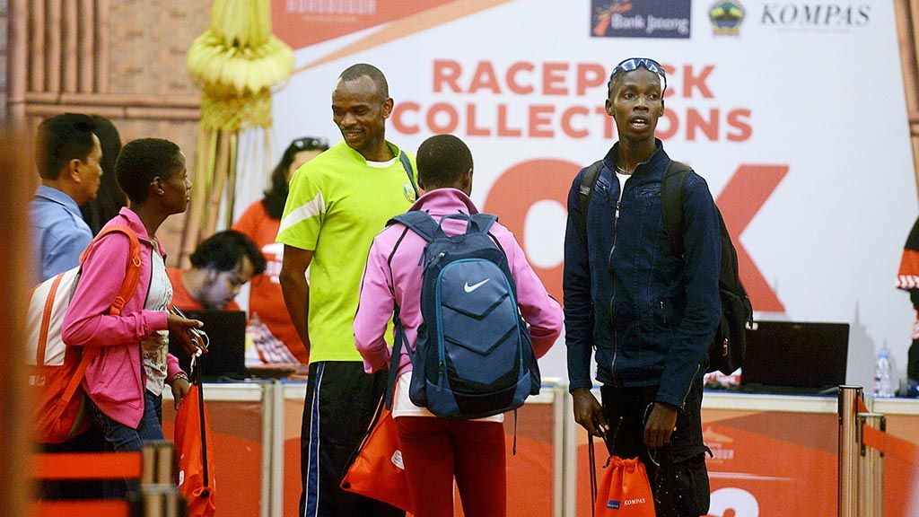 Sejumlah pelari mancanegara mengambil perlengkapan lari lomba Bank Jateng Borobudur Marathon 2017 di Mal Artos, Kota Magelang, Jawa Tengah, Sabtu malam. Lomba lari ini diikuti 8.754 peserta dari  27 negara, antara lain Kenya, Jepang, Malaysia, dan Belanda.