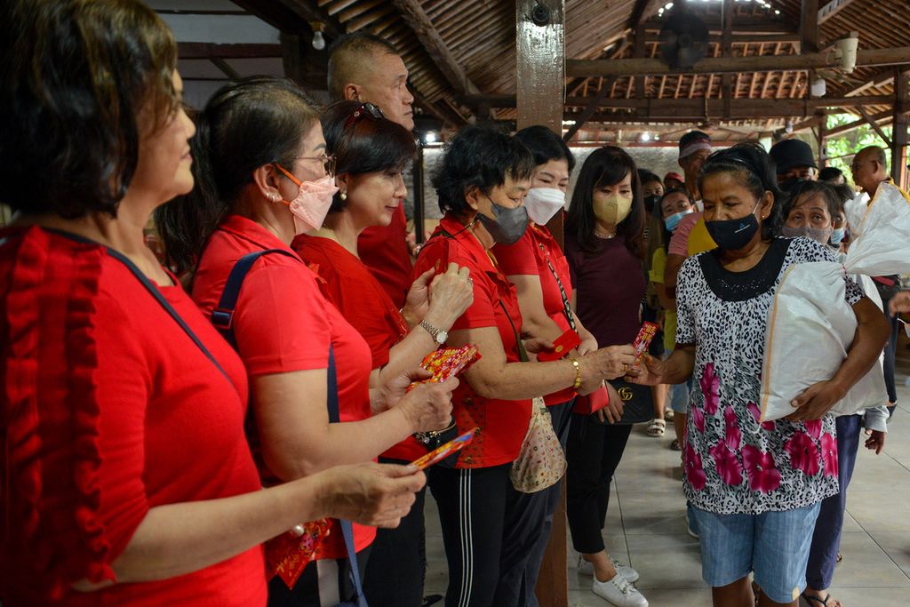 Seorang warga menerima angpao di Rumah Pesta Tan Kim Yok, Kecamatan Neglasari, Kota Tangerang, Banten (20/1/2023). Sejumlah warga keturunan Tionghoa membagikan sembako dan angpau jelang Imlek. 