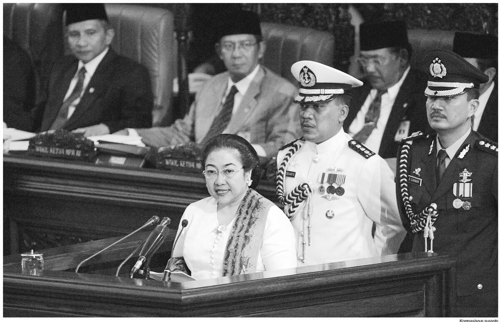 Megawati Soekarnoputi dilantik menjadi Presiden RI Ke-5 dalam Sidang Istimewa MPR-RI, 23 Juli 2001. Megawati menjadi presiden perempuan pertama di Indonesia.