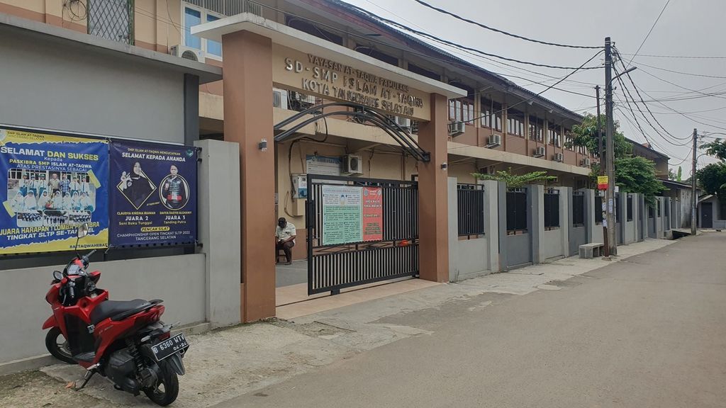 Suasana di depan gerbang utama Sekolah Menengah Pertama (SMP) At Taqwa, Benda Baru, Tangerang Selatan, Banten, Jumat (23/6/2023). Lokasi ini menjadi awal mula penculikan N (15), siswa kelas 2 SMP, oleh gurunya sendiri, Galang.