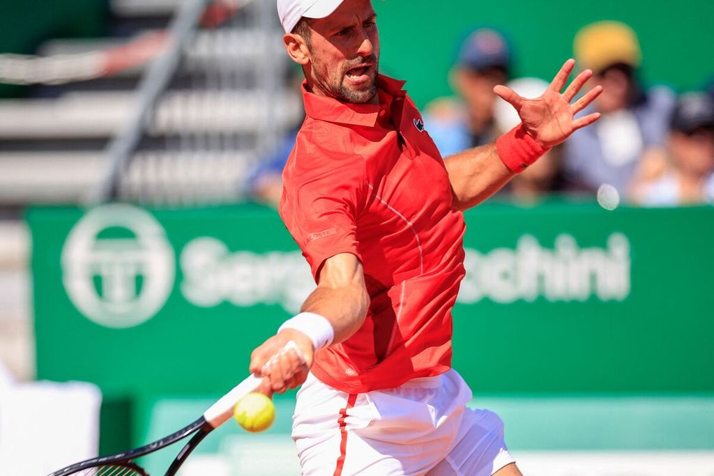 Novak Djokovic saat bertanding lawan Lorenzo Musetti pada turnamen ATP Masters 1000 Monte Carlo, Kamis (11/4/2024). 