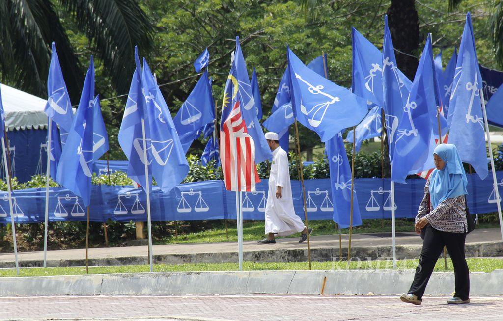 Bendera koalisi pendukung pemerintah Malaysia terpasang di kawasan Putrajaya, Jumat (27/8). KPU Malaysia menetapkan masa kampanye pemilu akan berlangsung mulai 29 April 2018 hingga 8 Mei 2018. Sementara pemungutan suara akan berlangsung pada 5 dan 9 Mei 2018