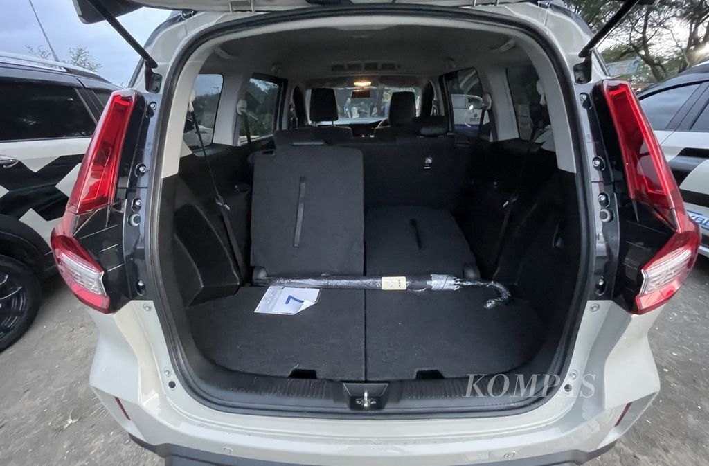 Ruang bagasi New Suzuki XL7 Hybrid memiliki panjang 153 liter jika kursi baris ketiga ditegakkan. Jika dibutuhkan, kapasitas bagasinya bisa diperluas menjadi 550 liter dengan konsekuensi kursi baris ketiga dilipat. Foto diambil pada Kamis (6/7/2023) di kawasan Gumuk Pasir, Kabupaten Bantul, DIY.