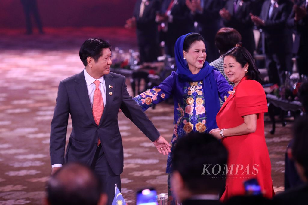 Ibu negara Iriana Joko Widodo memandu Presiden Filipina Ferdinand Romualdez Marcos Jr dan istri, Louise Marcos, saat akan mengikuti KTT Ke-43 ASEAN 2023 di Jakarta, Selasa (5/9/2023). 