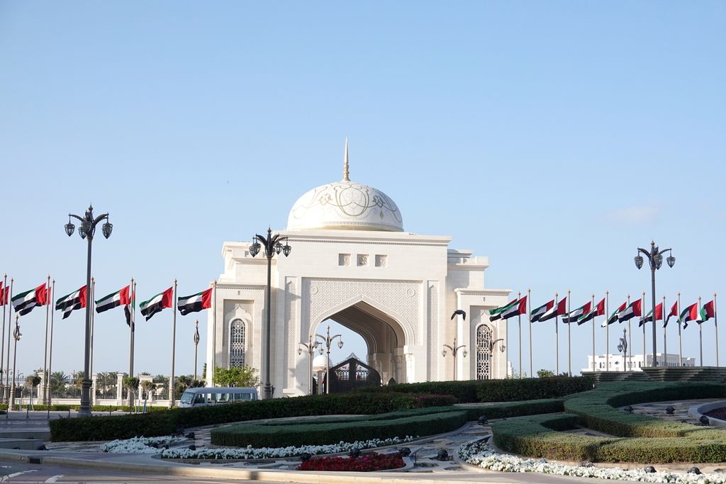 Suasana di sekitar gerbang Istana Kepresidenan Abu Dhabi, Uni Emirat Arab, yang tenang pada Minggu (4/2/2024). Di kota ini, Wakil Presiden Ma’ruf Amin melakukan kunjungan kerja sejak Sabtu (3/2/2024) untuk menghadiri acara Zayed Award for Human Fraternity 2024, memberikan sambutan dalam acara Human Fraternity Majlis 2024, dan bertemu dengan sejumlah tokoh penting.