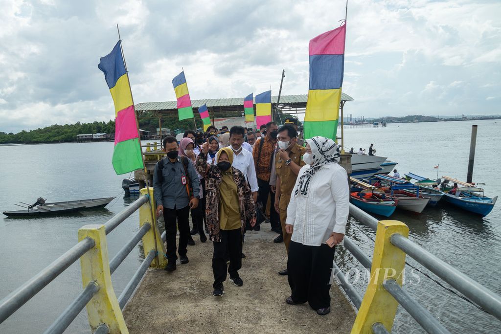 Menteri Sosial Tri Rismaharini mengunjungi permukiman masyarakat Suku Laut di Pulau Bertam, Kelurahan Kasu, Kecamatan Belakang Padang, Batam, Kepulauan Riau, Selasa (7/6/2022).
