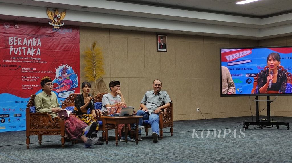 Novelis Ayu Utami (kedua, kanan) dalam acara Temu Buku serangkaian kegiatan Festival Seni Bali Jani V, Kamis (27/7/2023), di kampus Institut Seni Indonesia (ISI) Denpasar, Kota Denpasar. 