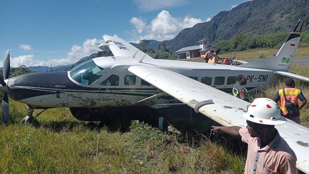Pesawat Smart Air dengan nomor penerbangan PK-SNI tergelincir di Bandara Bilorai, Kabupaten Intan Jaya, Papua Tengah, Jumat (21/7/2023). Tak ada korban dalam insiden ini.