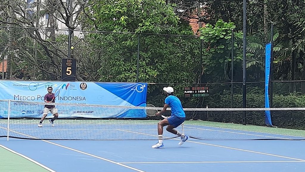 Petenis Indonesia, Renaldi Aqila A Salim, melakukan servis dalam babak kedua kualifikasi turnamen tenis Medco Power International Tennis Championships M15 2023 di Hotel Sultan, Jakarta, Senin (16/1/2023). 