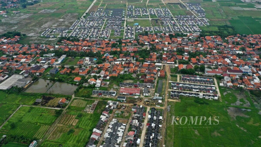 Foto aerial perumahan warga diantara areal persawahan di Tambun Utara, Kabupaten Bekasi, Jawa Barat, Kamis (13/2/2020). Potensi pengembangan properti di timur Jakarta, terutama Bekasi, mengalami kenaikan. Tren penjualan di Bekasi pada kuartal II-2019 sebesar 24,1 persen naik menjadi 24,3 persen.