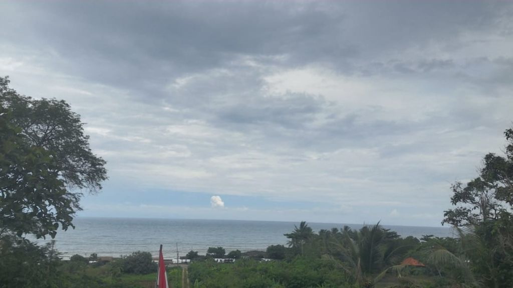Asap membubung dari kawah Gunung Anak Krakatau, Sabtu (16/3/2019). Panorama itu teramati dari Pos Pengamatan Gunung Anak Krakatau di Desa Pasauran, Kecamatan Cinangka, Kabupaten Serang, Banten.