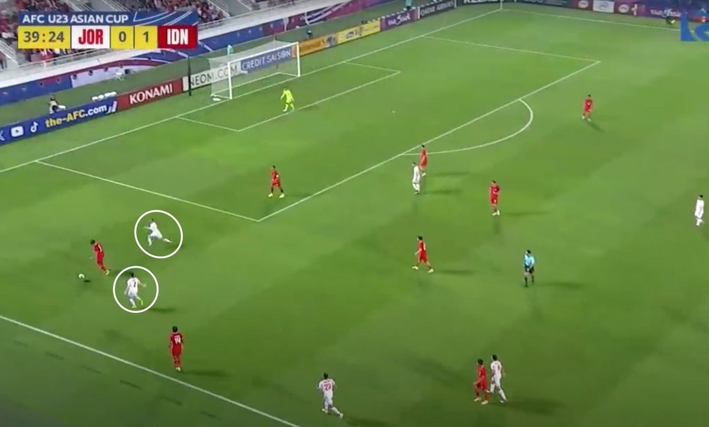 In the match against Jordan in the 2024 U-23 Asian Cup, two Jordanian players were seen pressing the Indonesian defender, Muhammad Ferrari, who was in control of the ball. This situation is certainly very dangerous in the final third of Indonesia's defense zone.