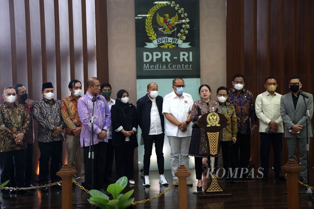 Ketua DPR Puan Maharani bersama Ketua KPU Hasyim Asy'ari memberikan keterangan pers seusai pertemuan di Kompleks Gedung Parlemen, Senayan, Jakarta, Senin (6/6/2022). 