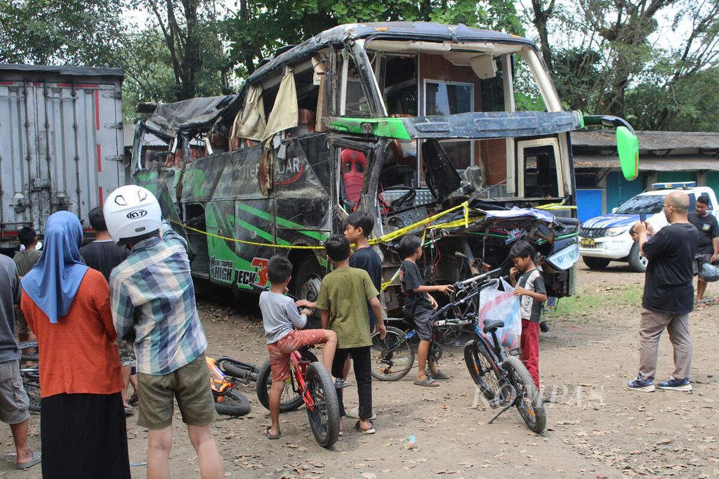 Warga mengamati kondisi bus yang rusak setelah terlibat kecelakaan di Jalan Raya Ciater, Kabupaten Subang, Jawa Barat, di Terminal Subang, Minggu (12/5/2024). 