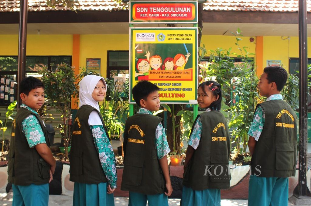 Tim Satgas Antibullying Sekolah Dasar Negeri Tenggulunan, Kabupaten Sidoarjo, Jawa Timur, Rabu (4/10/2023). Satgas ini bertugas memantau tindakan perundungan di sekolah, seperti mengolok, mengejek nama orangtua dengan kata-kata kasar, dan mengancam.