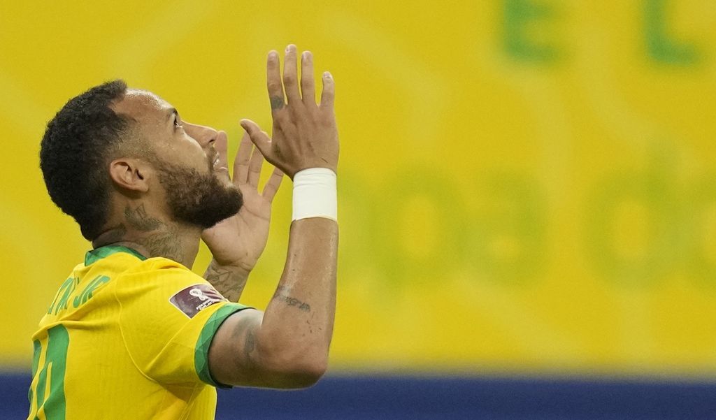 Penyerang Brasil, Neymar, merayakan kemenangan timnya atas Uruguay pada laga kualifikasi Piala Dunia Zona Amerika Selatan di Stadion Arena Amazonia, Manaus, Brasil, 14 Oktober 2022. 
