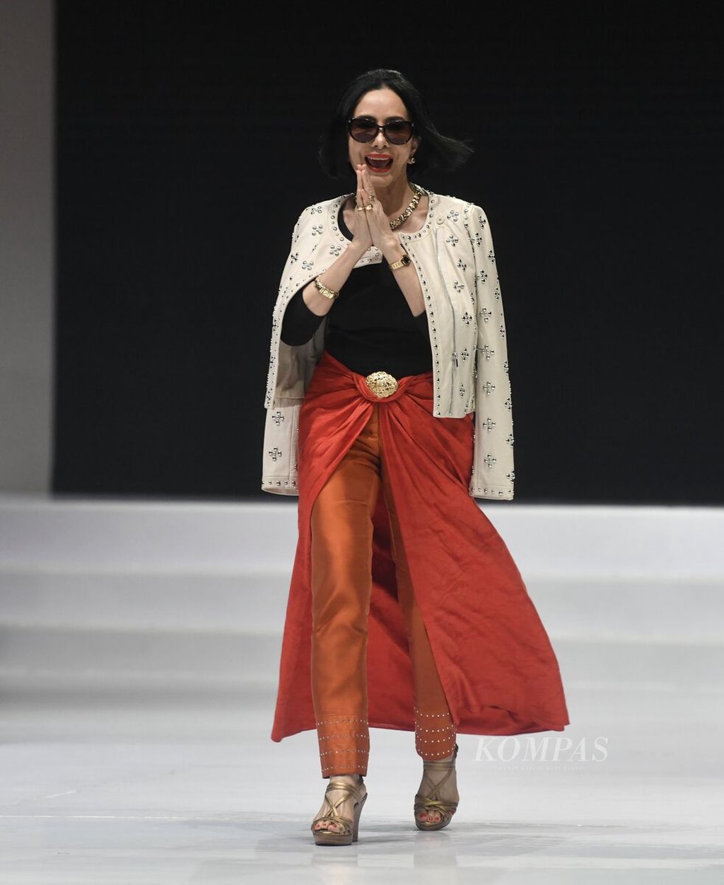 Desainer Poppy Dharsono dalam Indonesia Fashion Week (IFW) 2023 di Jakarta Convention Center, Jakarta, Jumat (24/2/2023). 
