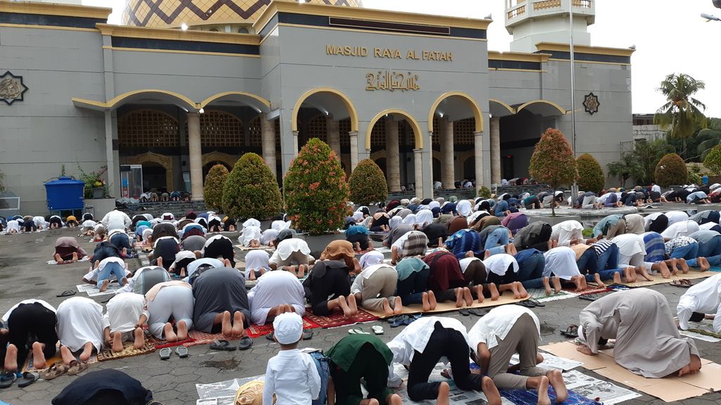 Jemaah melaksanakan shalat Idul Fitri 1441 Hijriah di Mesjid Raya Al Fatah, Kota Ambon, Maluku, yang jatuh pada Minggu (24/5/2020). Shalat itu berlangsung di tengah pandemi Covid-19.