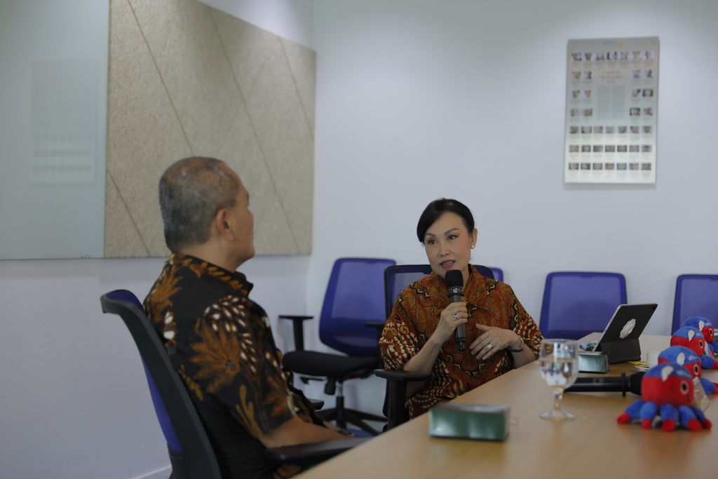 Presiden Direktur CIMB Niaga Lani Darmawan (kanan) berbincang dengan CEO Kompas Gramedia Liliek Oetama saat berkunjung ke kantor Redaksi Harian <i>Kompas</i>, Jakarta, Jumat (6/10/2023).