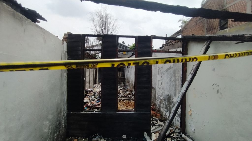 Garis polisi masih melintang di lokasi kejadian kebakaran di RT 006 RW 008 Kelurahan Sukabumi Selatan, Kecamatan Kebon Jeruk, Jakarta Barat, Kamis (22/12/2022).
