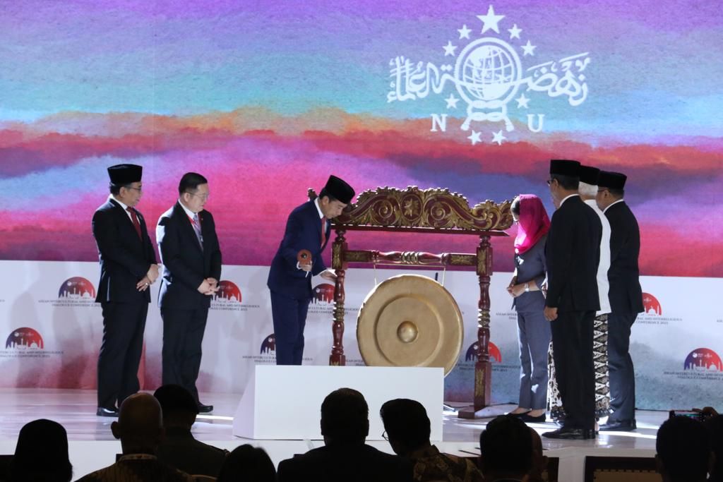 Presiden RI Joko Widodo menabuh gong ketika meresmikan Pembukaan ASEAN Intercultural and Interreligious Dialogue Conference 2023 di Jakarta, Senin (7/8/2023). 