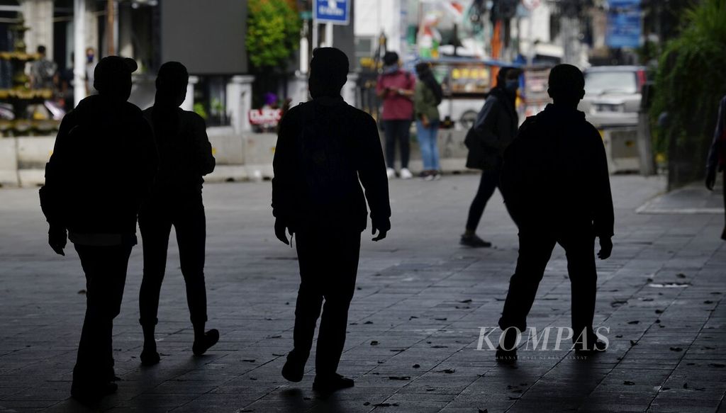 Sejumlah pekerja berjalan melewati kawasan terpadu Dukuh Atas menuju Stasiun Sudirman, Jakarta Pusat, saat jam pulang kerja, Jumat (30/10/2020). Sejumlah karyawan swasta tetap bekerja pada saat cuti bersama karena kebijakan cuti bersama bagi karyawan swasta bersifat fakultatif.
