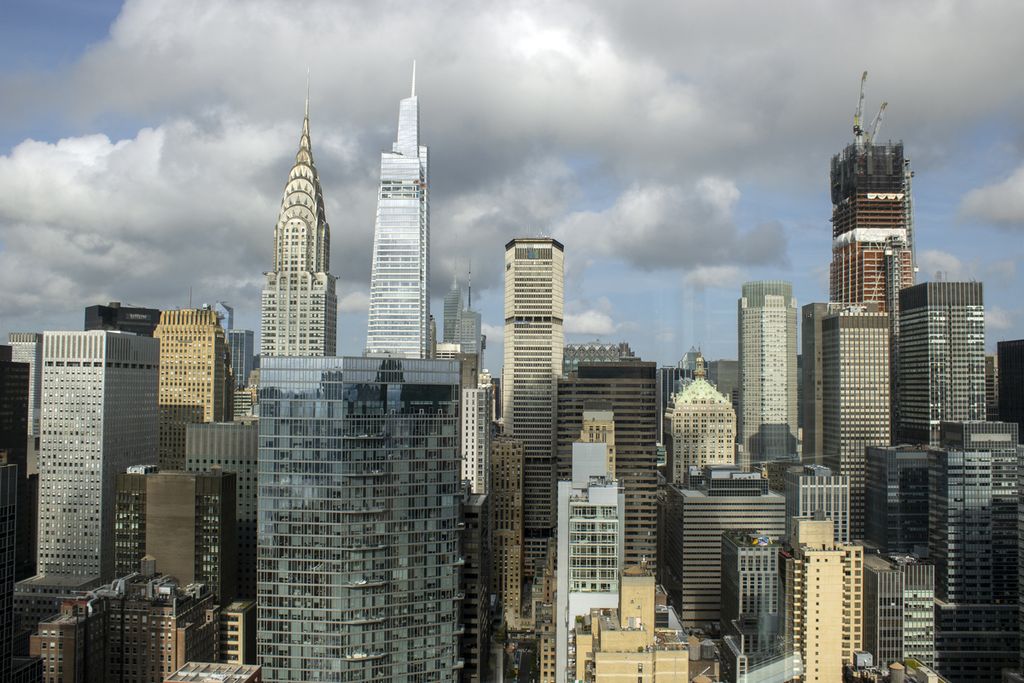 Foto sejumlah bangunan tinggi di tengah Manhattan, distrik bisnis di New York, Amerika Serikat, yang baru saja diguncang gempa bermagnitudo 4,8, Jumat (5/4/2024). 