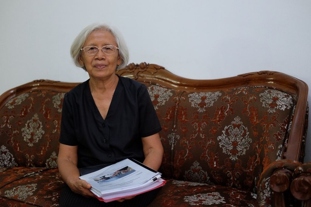 Sumarsih (69), ibu dari aktivis mahasiswa yang menjadi korban penembakan aparat dalam peristiwa Semanggi I, 13 November 1998, saat ditemui di rumahnya, Rabu (5/5/2021).