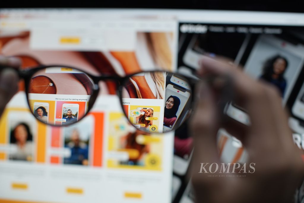 Karyawan mencari dambaan hati melalui aplikasi kencan di sebuah perkantoran di Jakarta Pusat, Jumat (12/1/2024). Aplikasi kencan memudahkan orang-orang, umumnya masyarakat urban, mencari pasangan yang sesuai keinginan. 