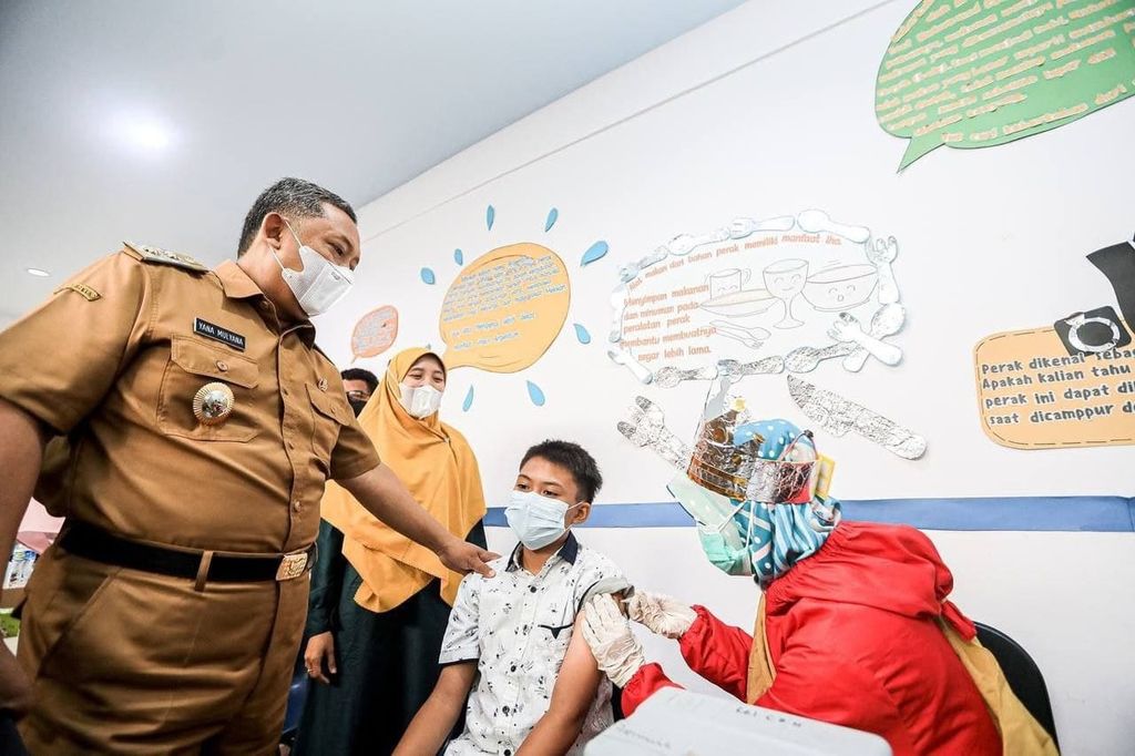 Pelaksana Tugas Wali Kota Bandung Yana Mulyana melihat vaksinasi Covid-19 di SD Cendekia Muda, Selasa (18/1/2022). Beragam inovasi dilakukan di Kota Bandung untuk mengajak anak ikut vaksinasi.