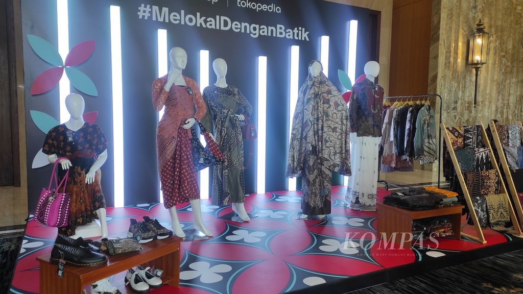 Produk batik yang diperjualbelikan di Tokopedia. Kegiatan ini bersamaan dengan peluncuran program #MelokalDenganBatik yang dilakukan oleh Tiktok Shop Indonesia dan Tokopedia, Senin (5/2/2024), di Yogyakarta.