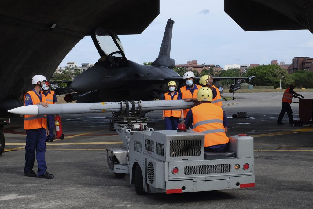 Kru darat Angkatan Udara Taiwan tengah bersiap menempatkan rudal AIM-120 ke jet tempur F-16V di Pangkalan Udara Hualien di Taiwan tenggara, Rabu (17/8/2022). Militer AS diketahui telah mengoperasikan rudal baru AIM-17B yang bisa ditembakkan dari jet tempur dengan daya jangkau hingga 400 kilometer.  