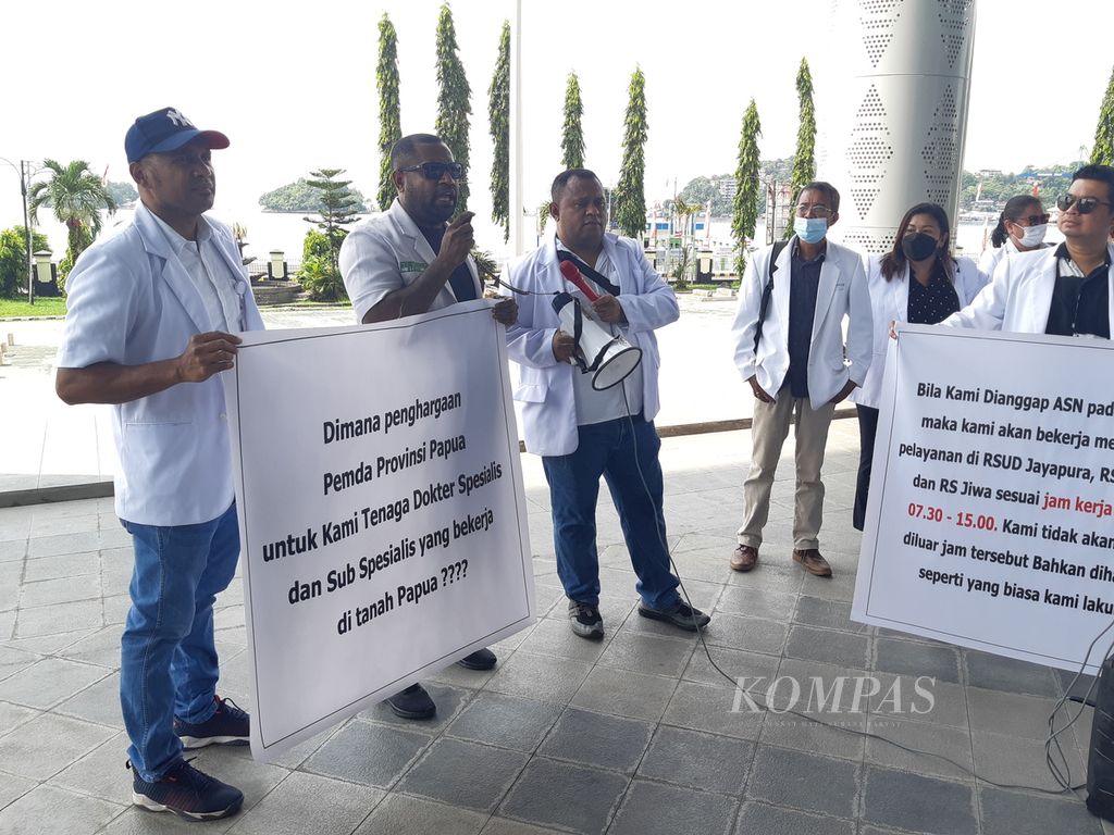 Perwakilan dari sekitar 60 dokter spesialis dan subspesialis menyampaikan aspirasi dalam unjuk rasa di halaman Kantor Gubernur Papua pada Senin (28/8/2023). 