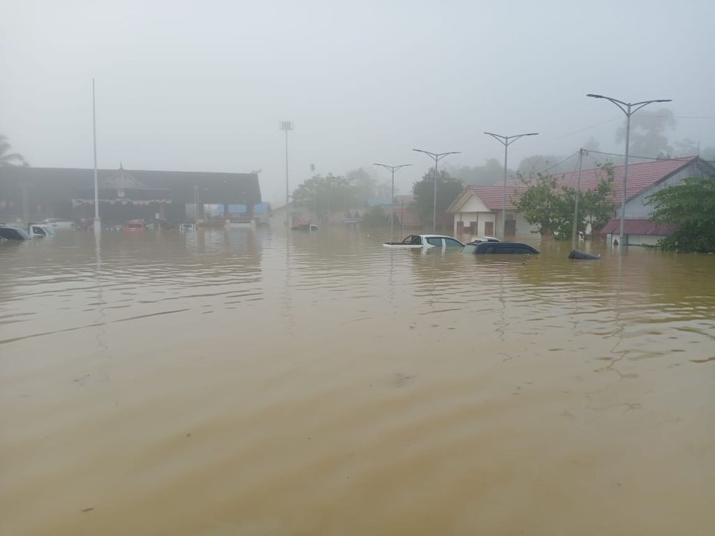 Air setinggi 3-4 meter menggenangi permukiman warga di lima kecamatan di Kabupaten Mahakam Ulu, Kalimantan Timur, sejak 13 Mei 2024. Sampai Kamis (16/5/2024), air belum surut.