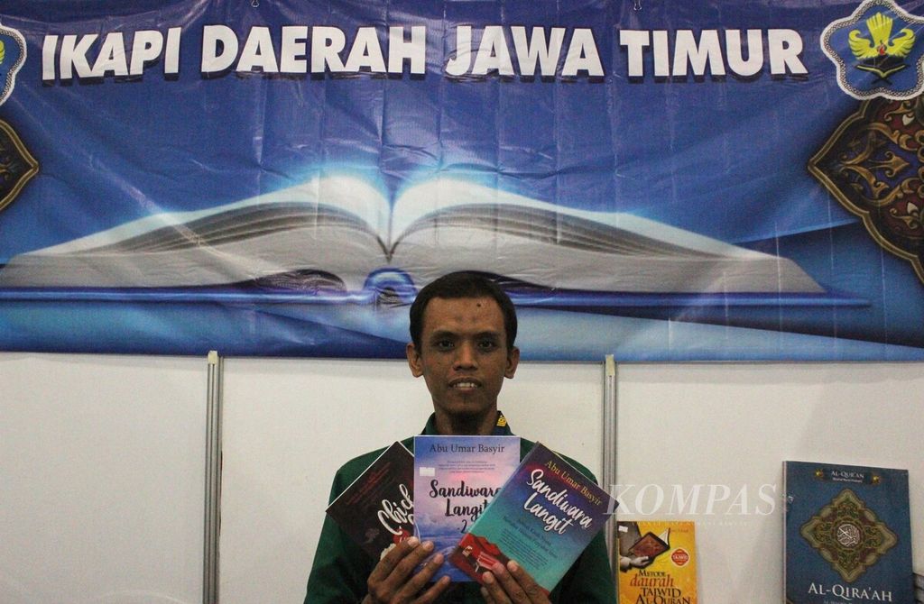 Kasiyanto (34), Marketing Officer Mandiri Publishing, penerbit asal Surabaya, Jawa Timur, berpartisipasi dalam Indonesia International Book Fair (IIBF) 2022 di Jakarta Convention Center, DKI Jakarta, Kamis (10/11/2022).