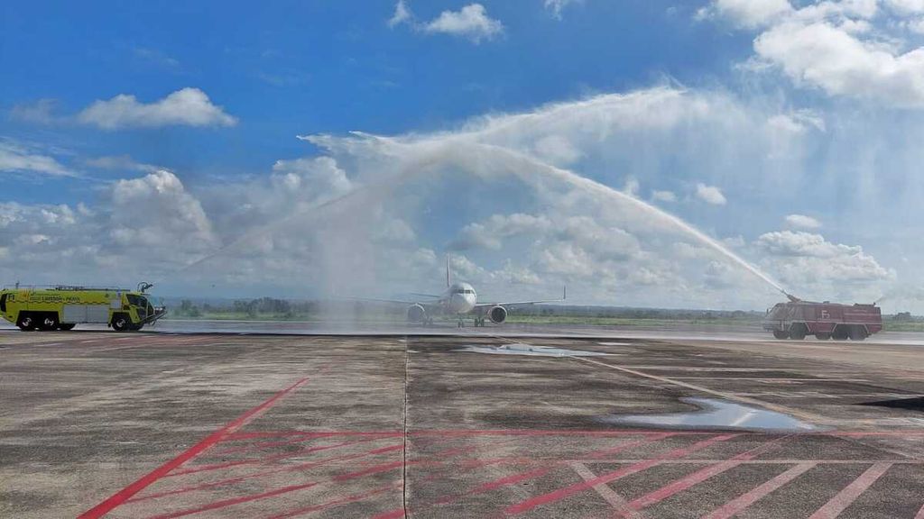 Pesawat jenis Airbus A320 dengan nomor penerbangan AK320 dari maskapai AirAsia Berhad yang membawa 117 penumpang mendarat pertama kali di Bandara Lombok, Lombok, Nusa Tenggara Barat, Jumat (2/2/2024). Maskapai ini akan melayani rute Kuala Lumpur-Lombok tiga kali seminggu.