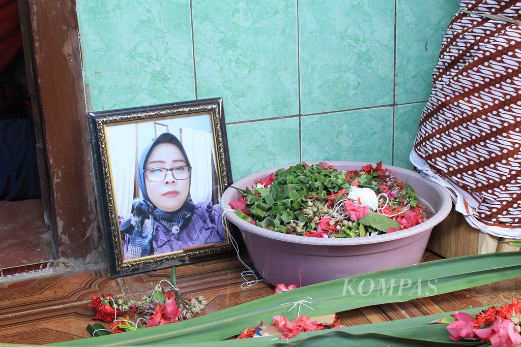 Foto Nurlaela (44) tersimpan di dekat kembang dan nisan di rumah duka di Desa Kerticala, Kecamatan Tukdana, Kabupaten Indramayu, Jawa Barat, Selasa (24/10/2023). 
