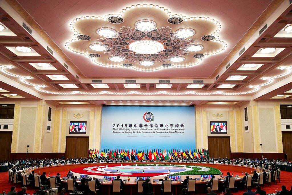 Presiden China Xi Jinping (terlihat pada layar) berbicara pada Konferensi Tingkat Tinggi Forum Kerja Sama China Afrika 2018 di Beijing, China. Para pemimpin Afrika dan tuan rumah China, Selasa (4/9/2018), hadir di sekeliling meja bundar di gedung Balai Agung Rakyat di Beijing.