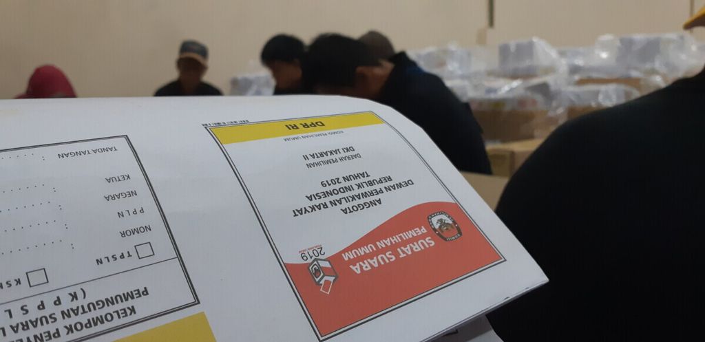 Logistik Pemilu 2019 di gudang logistik KPU, Kompleks Pergudangan Zoodia, Benda, Kota Tangerang, Minggu (17/2/2019).