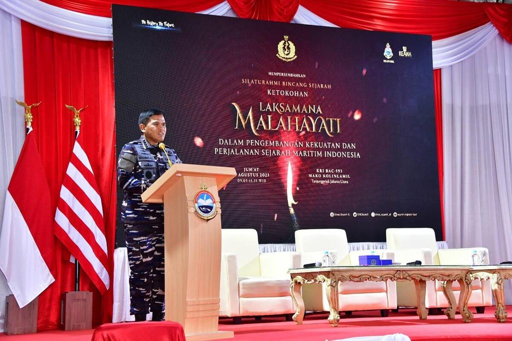 Kepala Staf TNI Angkatan Laut Muhammad Ali menyampaikan sambutan dalam kegiatan bincang sejarah secara hibrida di atas Kapal Perang RI (KRI) Banda Aceh 593 saat berlabuh di Tanjung Priok, Jakarta, Jumat (18/8/2023).