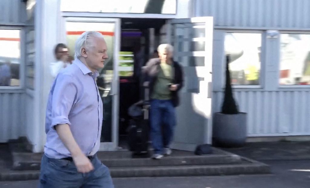 Foto tangkapan video yang dirilis Wikileaks ini memperlihatkan pendiri Wikileaks, Julian Assange, berjalan menuju pesawat di Bandar Udara Stansted, London, Inggris, Senin (24/6/2024). 