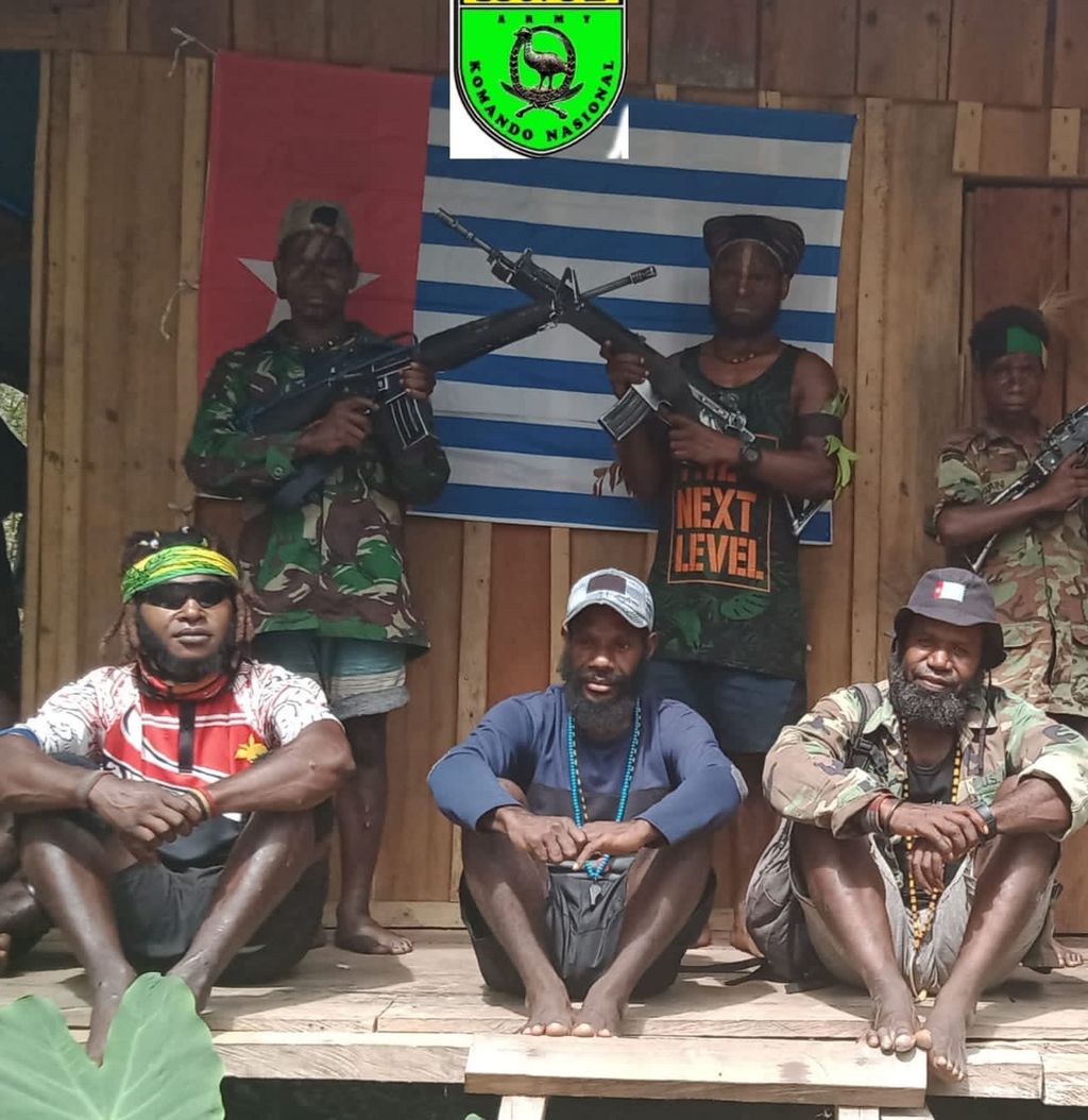 Pimpinan Tentara Pembebasan Nasional Organisasi Papua Merdeka di Nduga, Egianus Kogoya (kaus putih), bersama anggota kelompoknya.