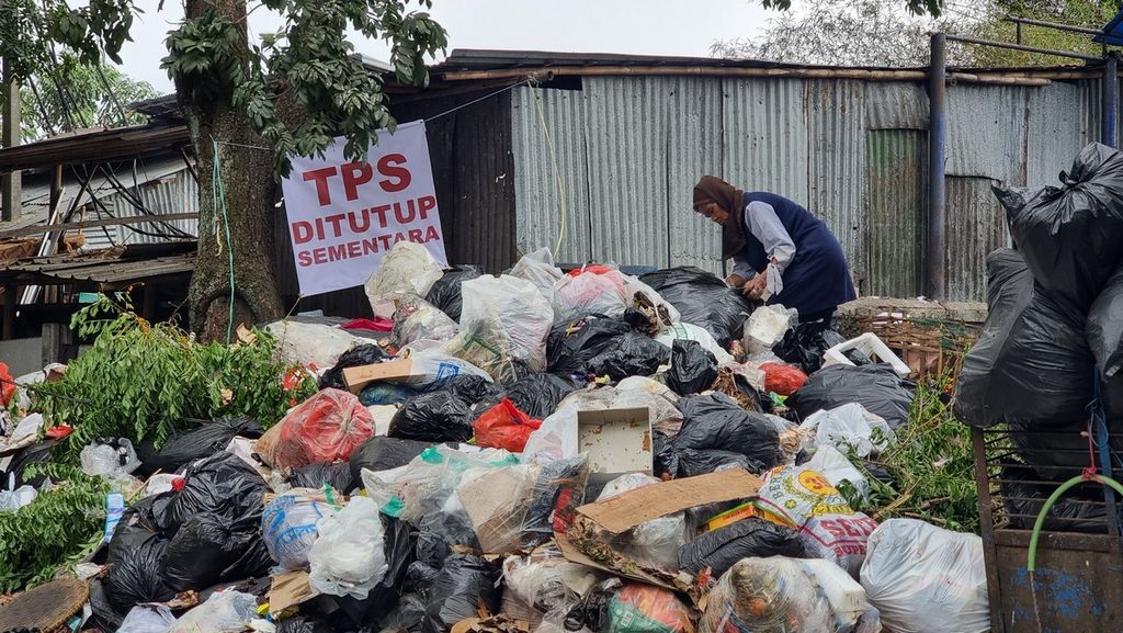 Salah satu warga memulung sampah di salah satu tempat pembuangan sampah (TPS) di Kota Bandung, Jawa Barat, Senin (28/8/2023).
