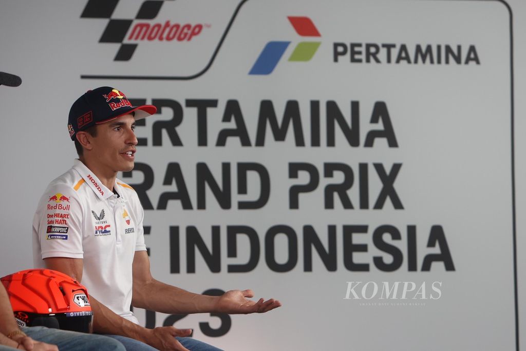 Pebalap Tim Repsol Honda, Marc Marquez, menjawab pertanyaan wartawan saat sesi tanya jawab jelang balapan MotoGP seri Indonesia di Sirkuit Internasional Pertamina Mandalika, Lombok Tengaj, NTB, Kamis (12/10/2023). 