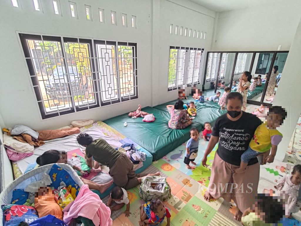 Sejumlah perempuan mengurus puluhan bayi di salah satu ruangan milik Panti Manarul Mabrur, Semarang, Jawa Tengah, Kamis (30/3/2023). Sebagian besar bayi yang diasuh berasal dari kehamilan di luar nikah.