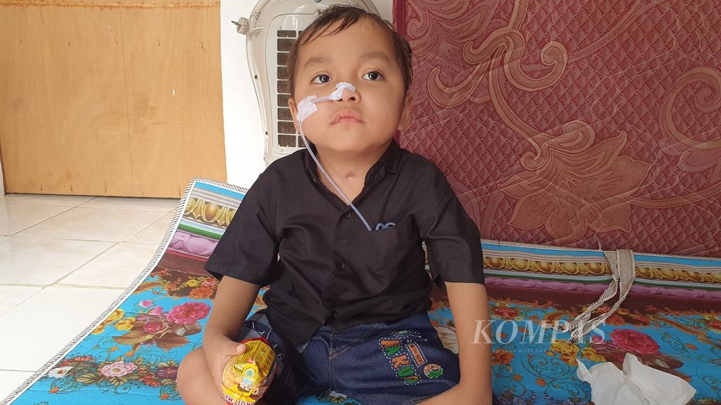 Alvaro (4), anak korban sirop beracun yang masih berjuang untuk sembuh setelah mengalami gangguan ginjal akut progresif atipikal, saat ditemui di rumah kontrakannya di Lenteng Agung, Jagakarsa, Jakarta Selatan, Minggu (9/7/2023).