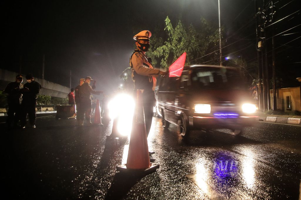 Aparat gabungan melakukan penyekatan lalu lintas di pintu masuk Ibu Kota di kawasan Pondok Pinang, Jakarta Selatan, Kamis (31/12/2020). 
