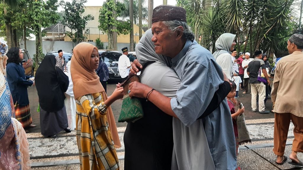 Momen bersalaman seusai shalat Idul Fitri dari jemaah Muhammadiyah di di Masjid As Salam, Ciledug, Tangerang, Jumat (21/4/2023).