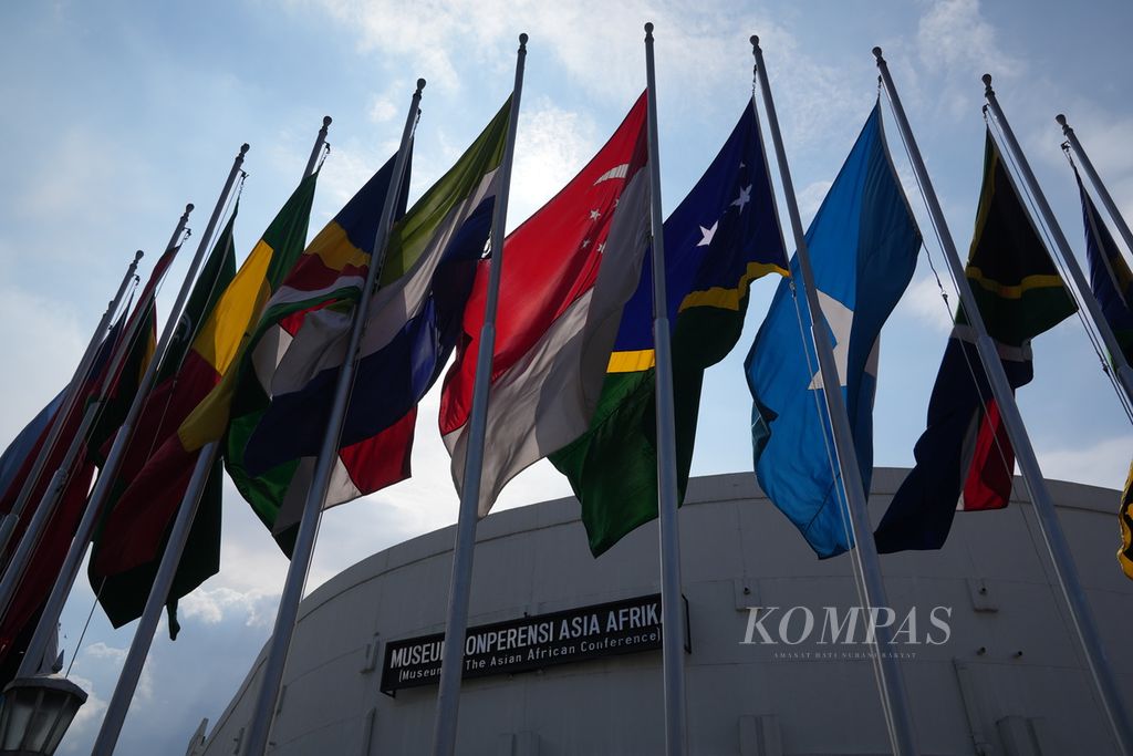 Bendera negara-negara peserta KAA 1955 berkibar di Museum Konferensi Asia Afrika, Kota Bandung, Jawa Barat, Kamis (18/4/2024). Setiap tahun pada tanggal 18 April diperingati sebagai Hari Konferensi Asia Afrika (KAA).